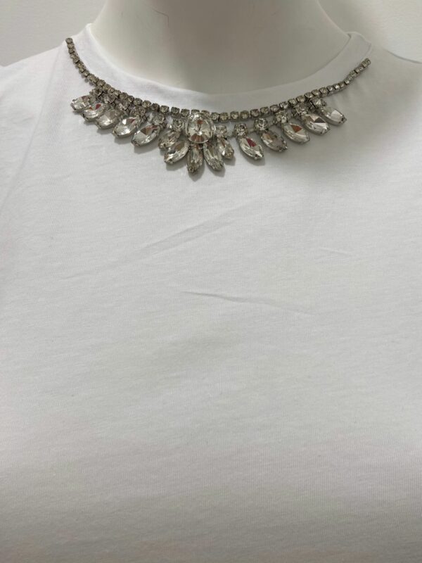 Top Fly Girl bianco con collana di strass - immagine 2